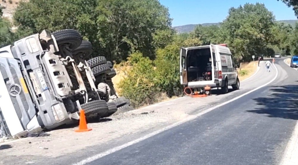 Devrilen Hafriyat Kamyonunun Sürücüsü Hayatını Kaybetti