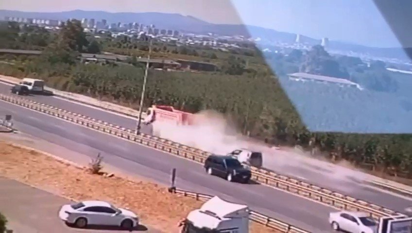 Hafriyat Kamyonunun Lastiği Bomba Gibi Patladı