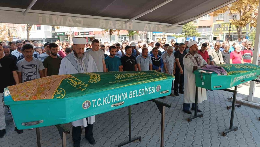 Otomobilin Çarpması Sonucu Hayatlarını Kaybeden İki Kız Kardeş Toprağa Verildi