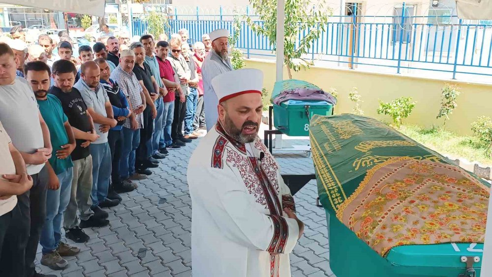 Otomobilin Çarpması Sonucu Hayatlarını Kaybeden İki Kız Kardeş Toprağa Verildi