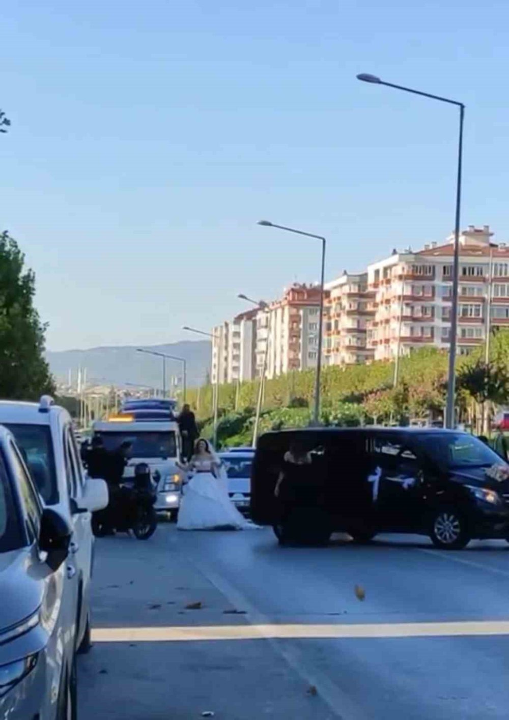 Düğün Konvoyu Terörü.. Yolu Kesip Dakikalarca Oyun Oynadılar