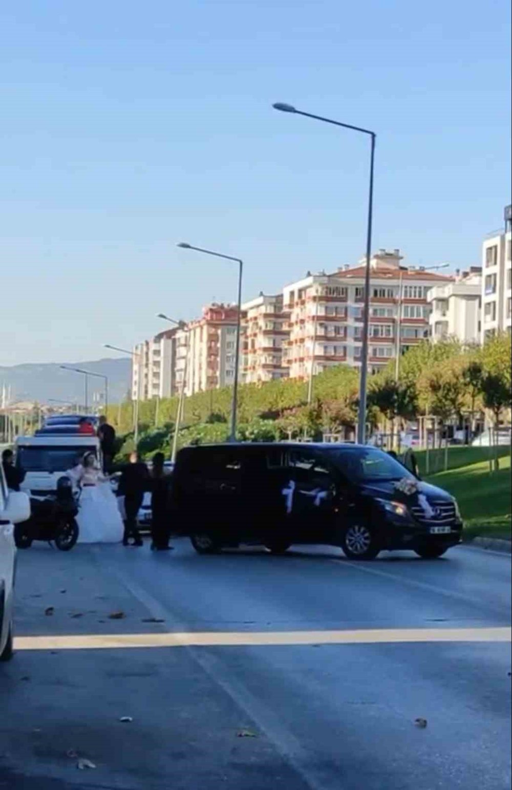 Düğün Konvoyu Terörü.. Yolu Kesip Dakikalarca Oyun Oynadılar