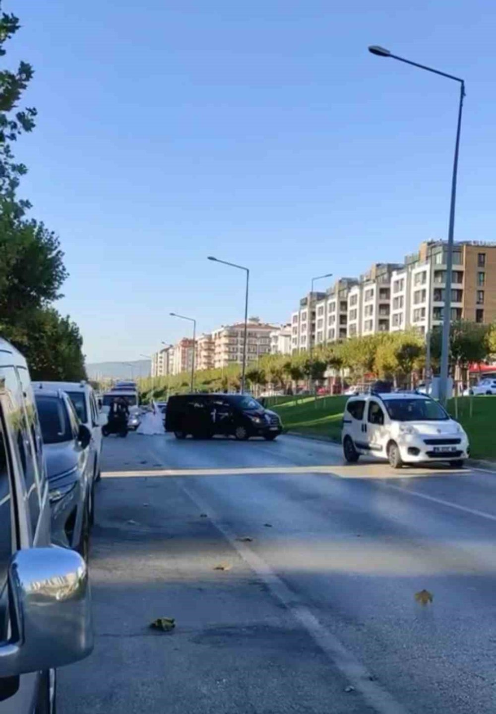 Düğün Konvoyu Terörü.. Yolu Kesip Dakikalarca Oyun Oynadılar