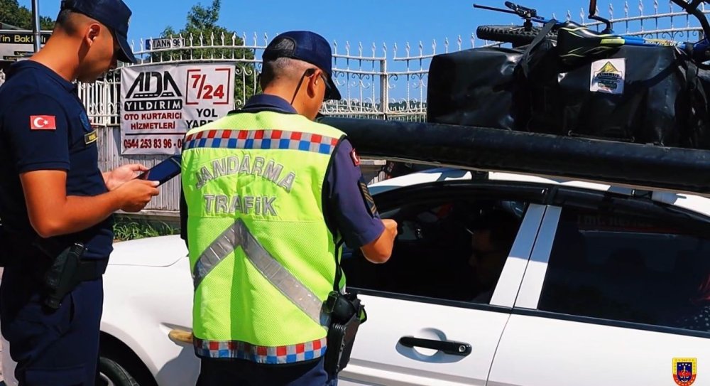 Jandarma Yol Kontrollerinde 468 Kişiyi Yakaladı