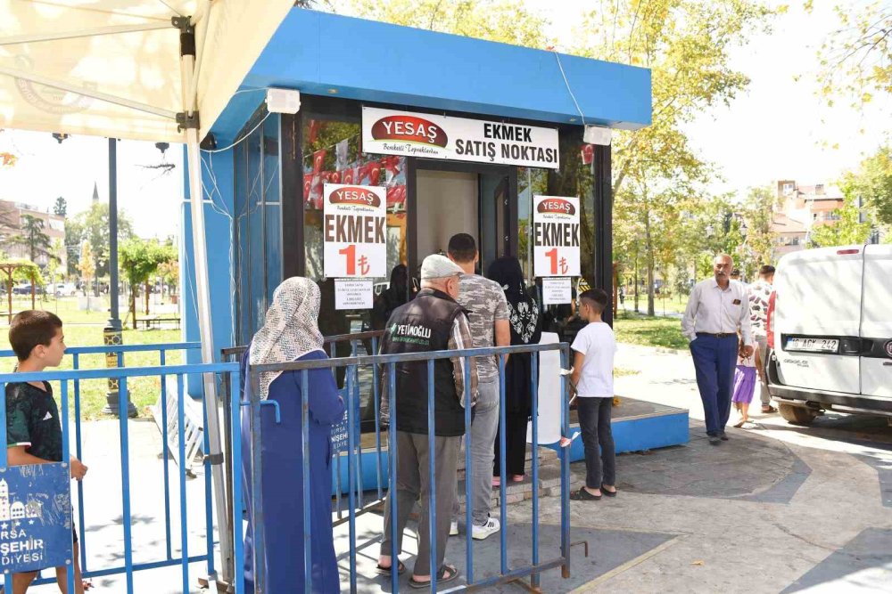 Sözünü tuttu, ekmeği 1 lira yaptı!