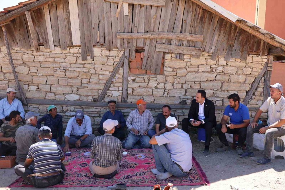 Yangında 14 Büyükbaş Hayvanın Telef Olduğu Ahırda İncelemelerde Bulundu