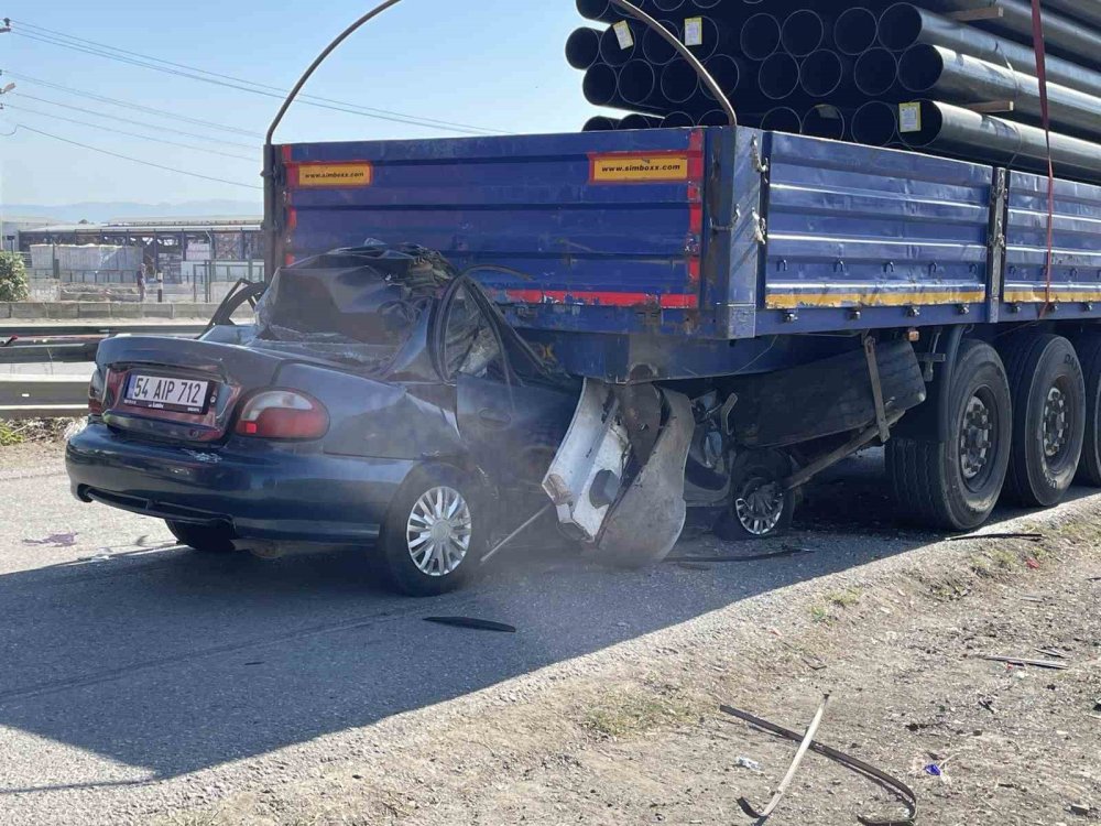 Feci Kaza, Tıra Ok Gibi Saplandı: 1 Ölü