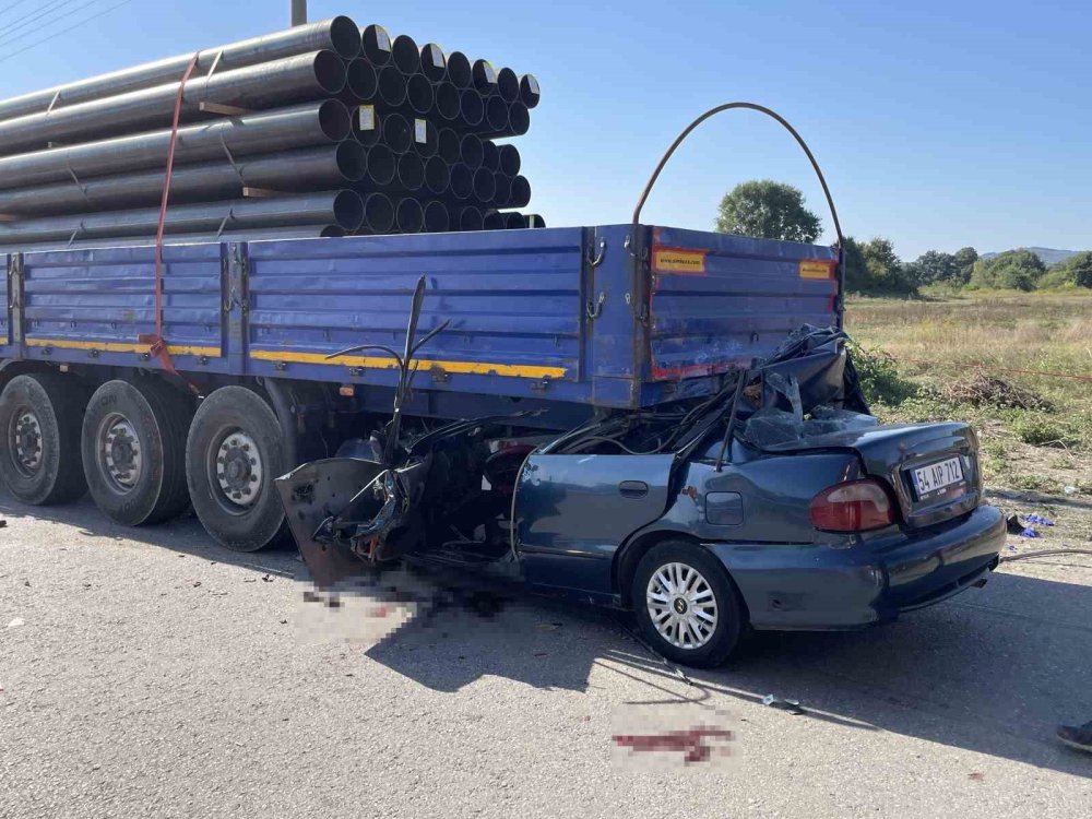 Feci Kaza, Tıra Ok Gibi Saplandı: 1 Ölü