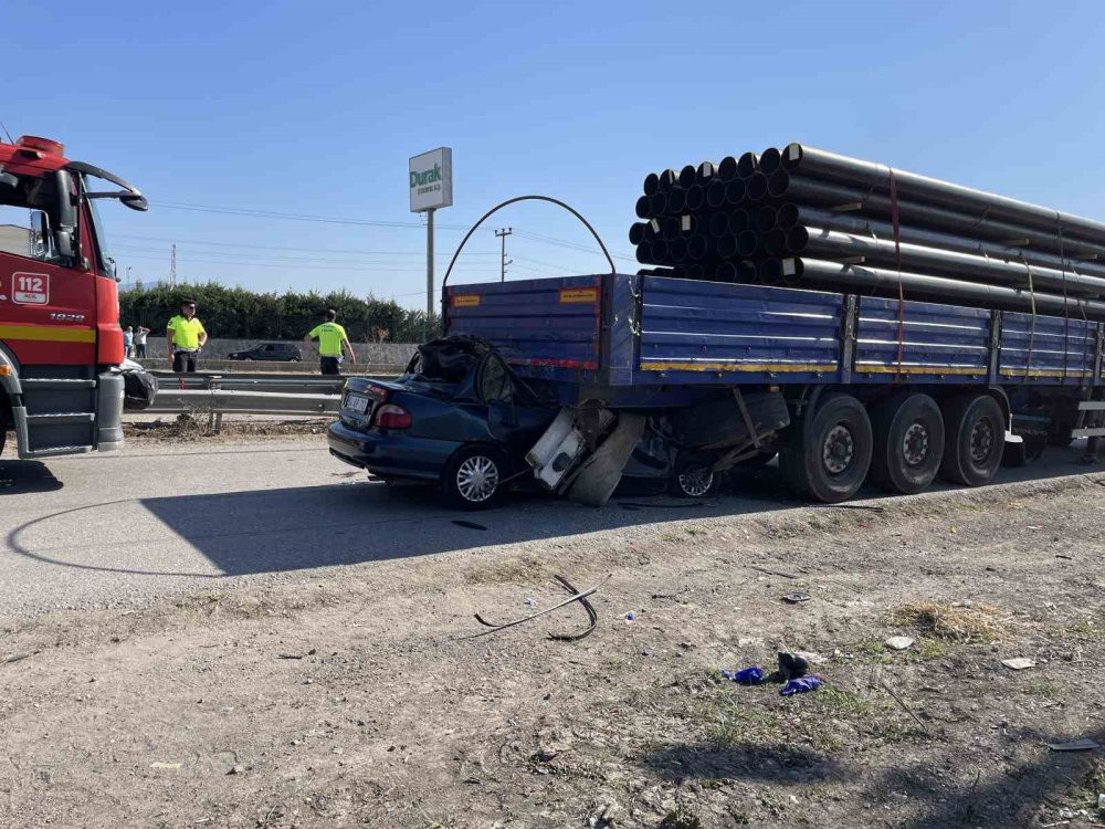 Feci Kaza, Tıra Ok Gibi Saplandı: 1 Ölü