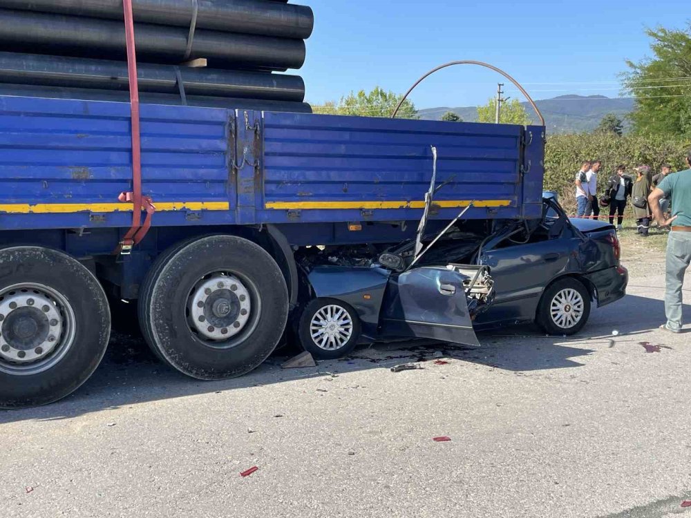 Feci Kaza, Tıra Ok Gibi Saplandı: 1 Ölü