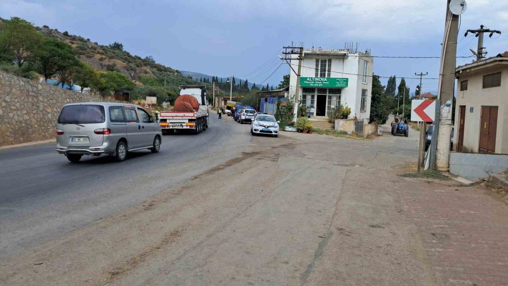 Islak Yolda Kayan Kamyonet Bahçe Duvarına Çarptı