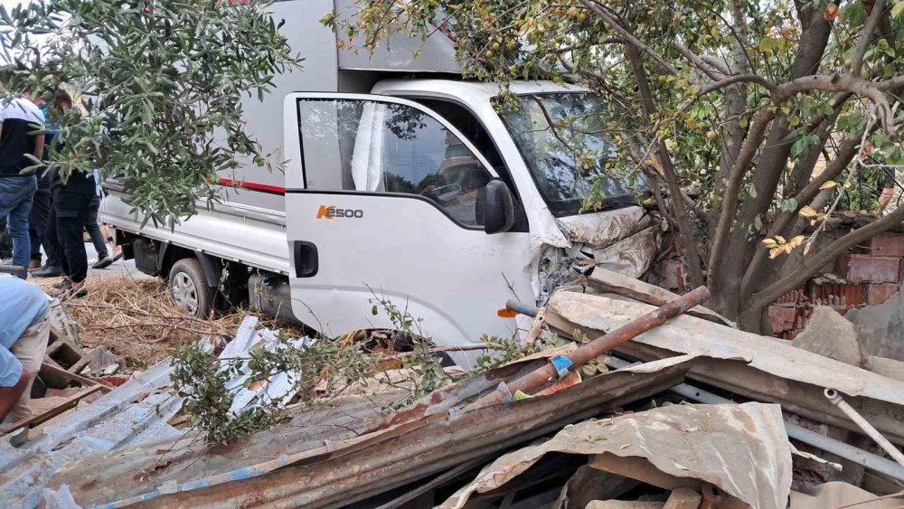 Islak Yolda Kayan Kamyonet Bahçe Duvarına Çarptı