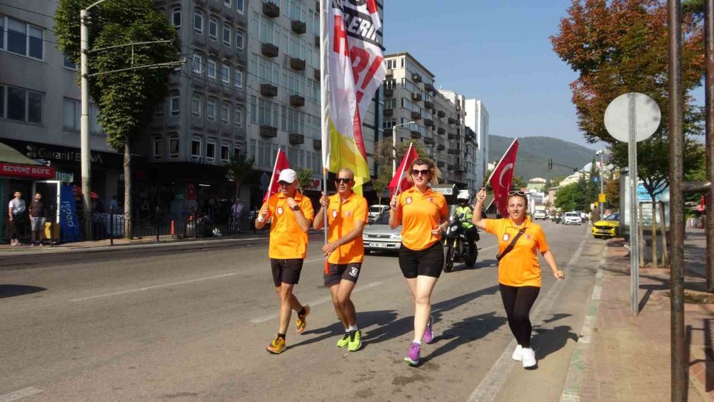 Taksicilere Yapılan Saldırılara Dikkat Çekmek İçin 16 Kilometre Koştular