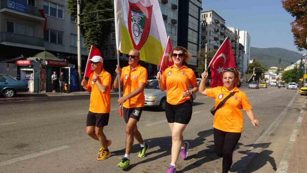 Taksicilere Yapılan Saldırılara Dikkat Çekmek İçin 16 Kilometre Koştular