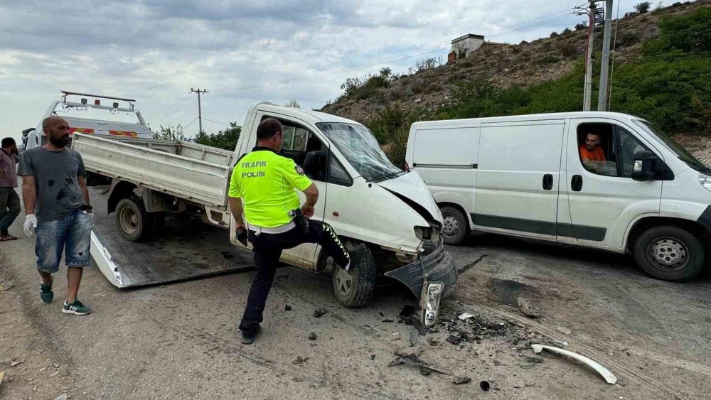 Yola Kontrolsüz Çıkan Tır Kamyonete Çarptı