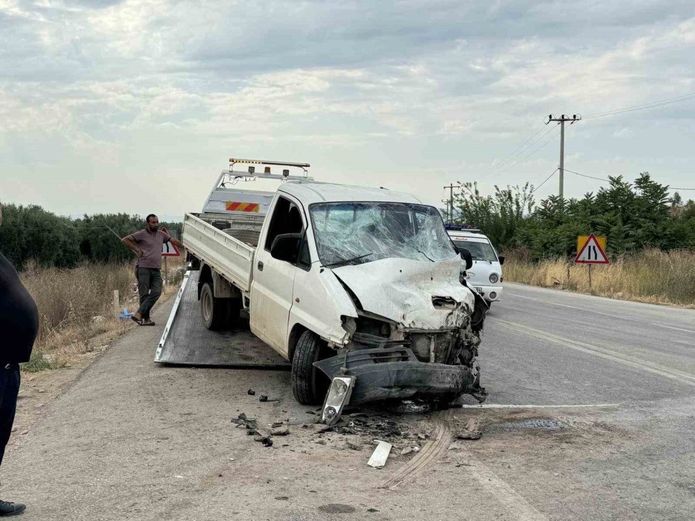 Yola Kontrolsüz Çıkan Tır Kamyonete Çarptı