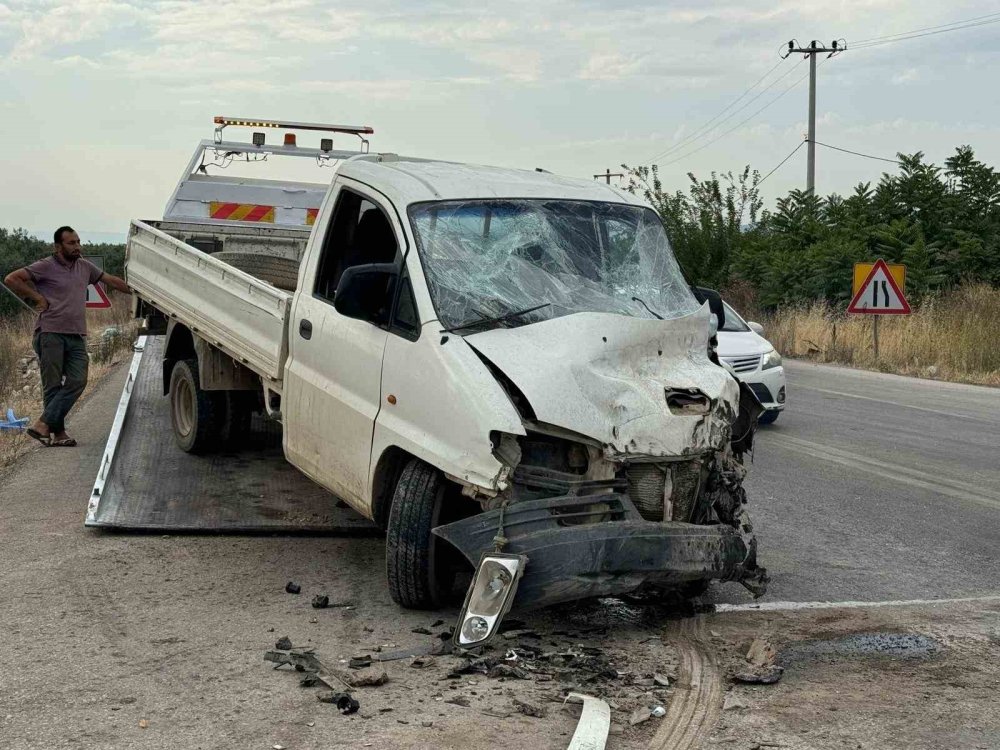 Yola Kontrolsüz Çıkan Tır Kamyonete Çarptı