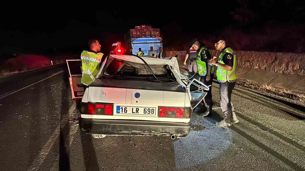 Kamyona Çarpan Tofaş Otomobilin Çatısı Uçtu!