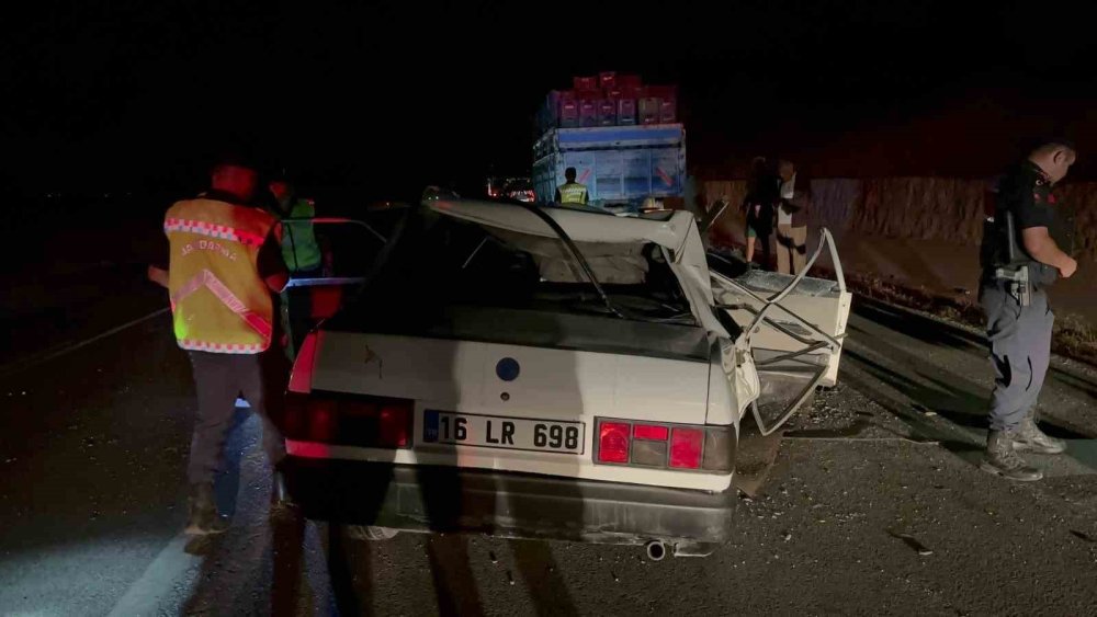 Kamyona Çarpan Tofaş Otomobilin Çatısı Uçtu!