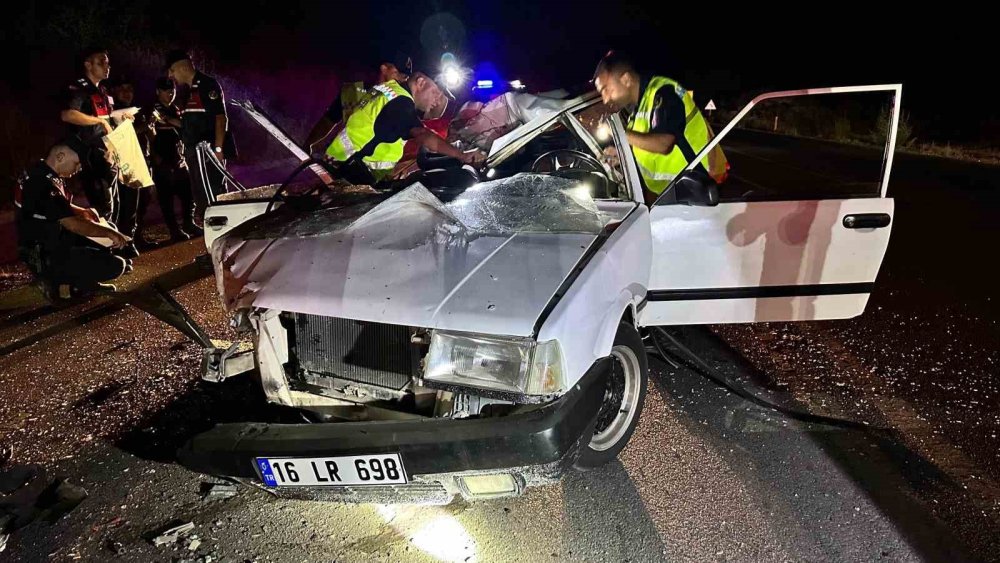 Kamyona Çarpan Tofaş Otomobilin Çatısı Uçtu!