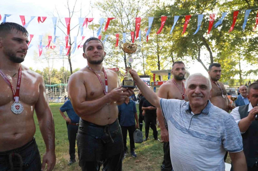 Akbalık Yağlı Güreşleri Başpehlivanı Serdar Yıldırım Oldu