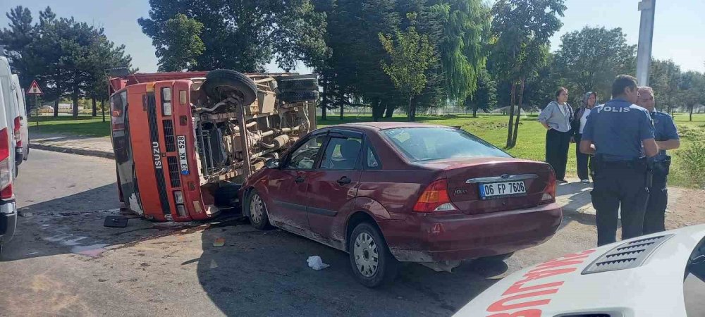 Otomobille Kamyon Çarpıştı