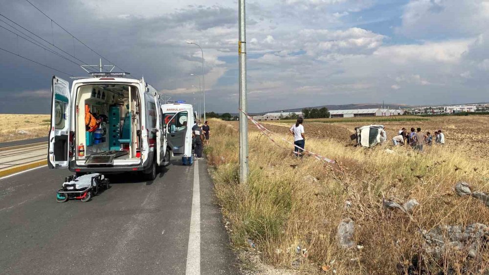 Şarampole Yuvarlanan Otomobildekilerin Yardımına Düğün Konvoyundakiler Koştu