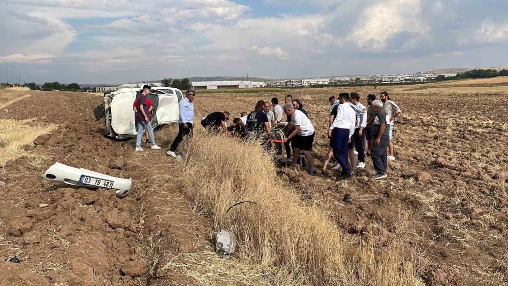 Şarampole Yuvarlanan Otomobildekilerin Yardımına Düğün Konvoyundakiler Koştu