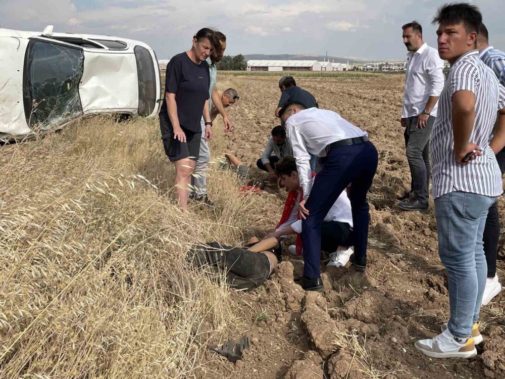 Şarampole Yuvarlanan Otomobildekilerin Yardımına Düğün Konvoyundakiler Koştu