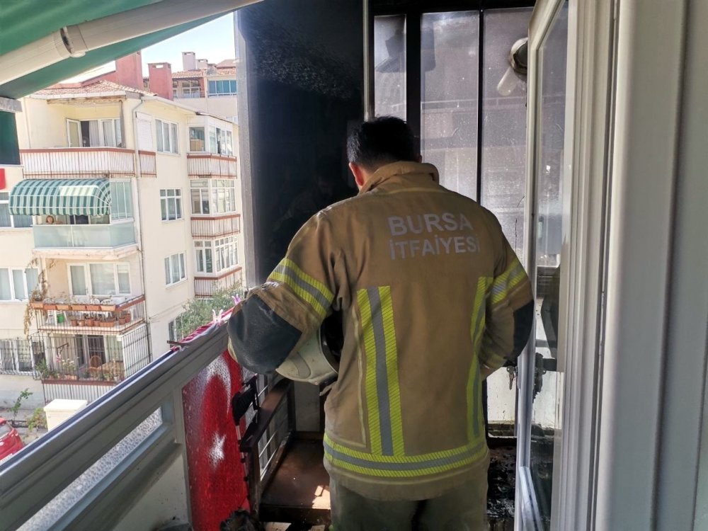 Apartman Dairesinde Çıkan Yangın Paniğe Sebep Oldu