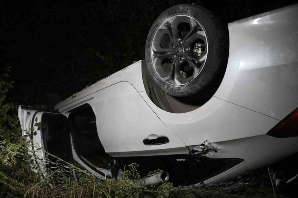 Çarpışan Otomobillerden Biri Takla Atarak Kanala Devrildi