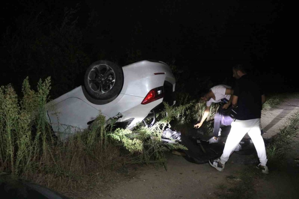 Çarpışan Otomobillerden Biri Takla Atarak Kanala Devrildi