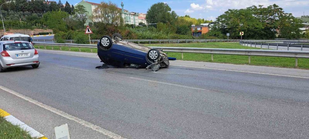 Kontrolden Çıkan Otomobil, Bariyerlere Çarparak Ters Döndü