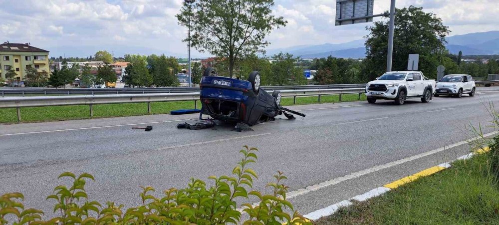 Kontrolden Çıkan Otomobil, Bariyerlere Çarparak Ters Döndü