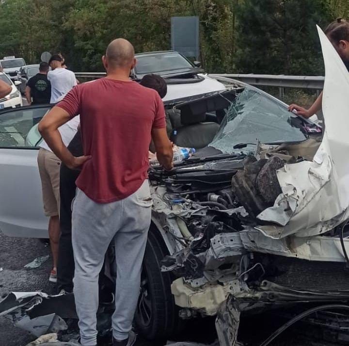 Otomobil Kamyona Arkadan Çarptı: 1’i Ağır, 2 Yaralı