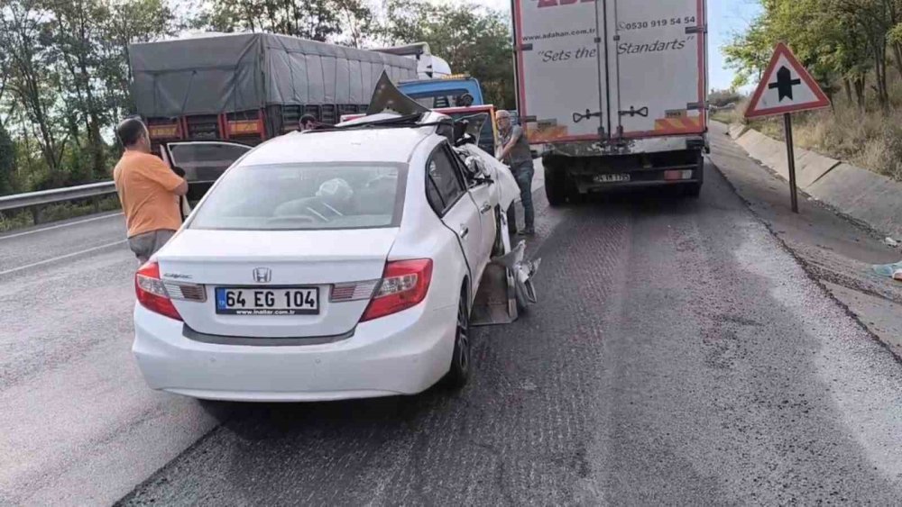 Otomobil Kamyona Arkadan Çarptı: 1’i Ağır, 2 Yaralı