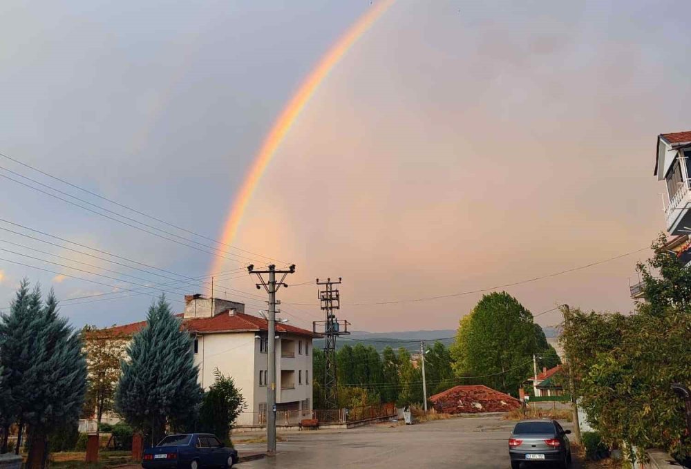 Yağmur Sonrasında Etkileyici Gökkuşağı Manzarası Oluştu