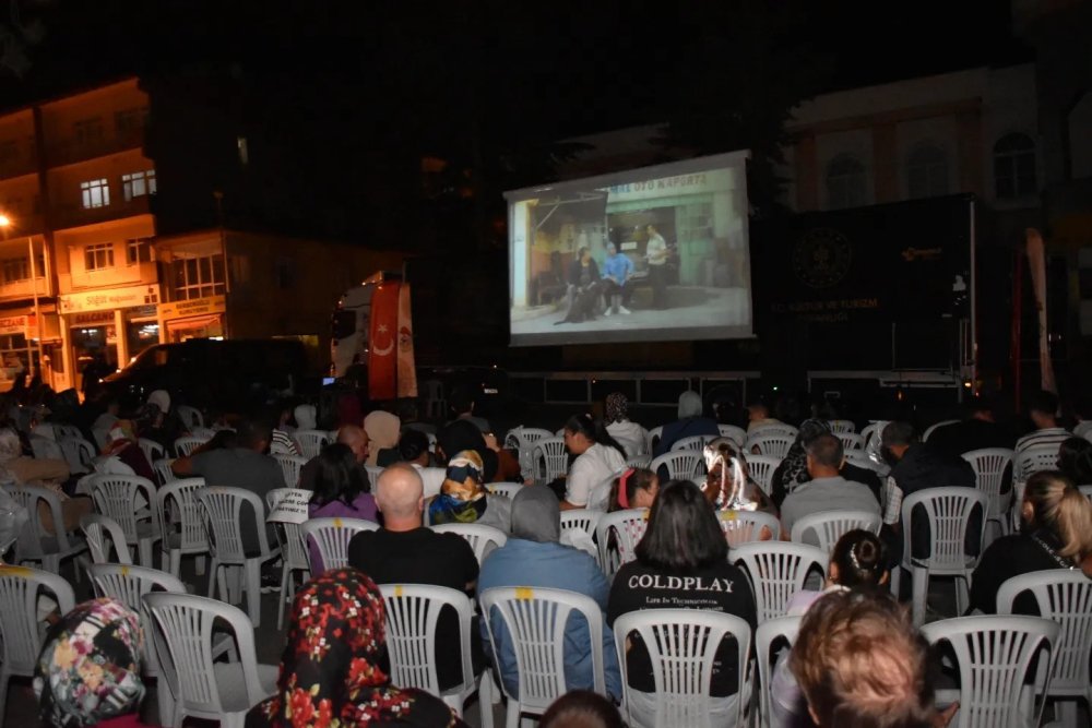 Gezen Sinema İsimli Tır Söğüt’te Halkla Buluştu