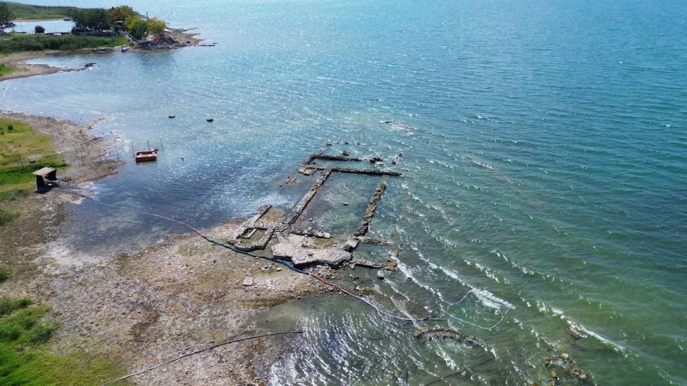 Göl’deki Bazilika, Kuraklıktan Dolayı Gün Yüzüne Çıktı