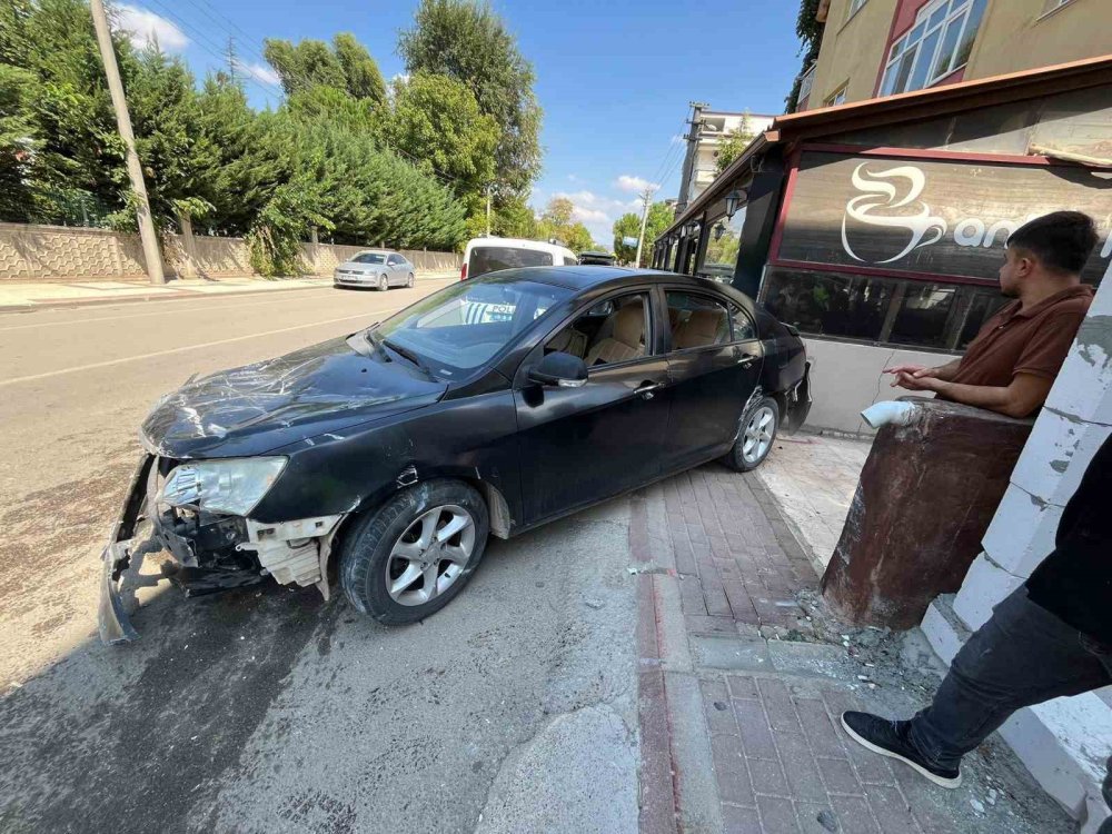 Kontrolden Çıkan Otomobil Önce Araca, Sonra 2 Kafeye Çarptı