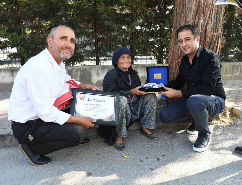 82 Yaşındaki Nefise Teyzeden Örnek Çevre Hareketi