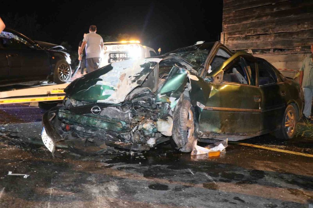 Kafa Kafaya Çarpışan Otomobiller Hurdaya Döndü