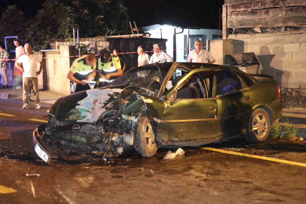 Kafa Kafaya Çarpışan Otomobiller Hurdaya Döndü