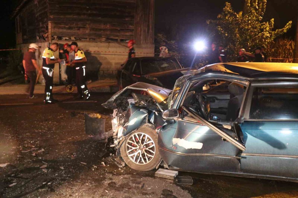 Kafa Kafaya Çarpışan Otomobiller Hurdaya Döndü