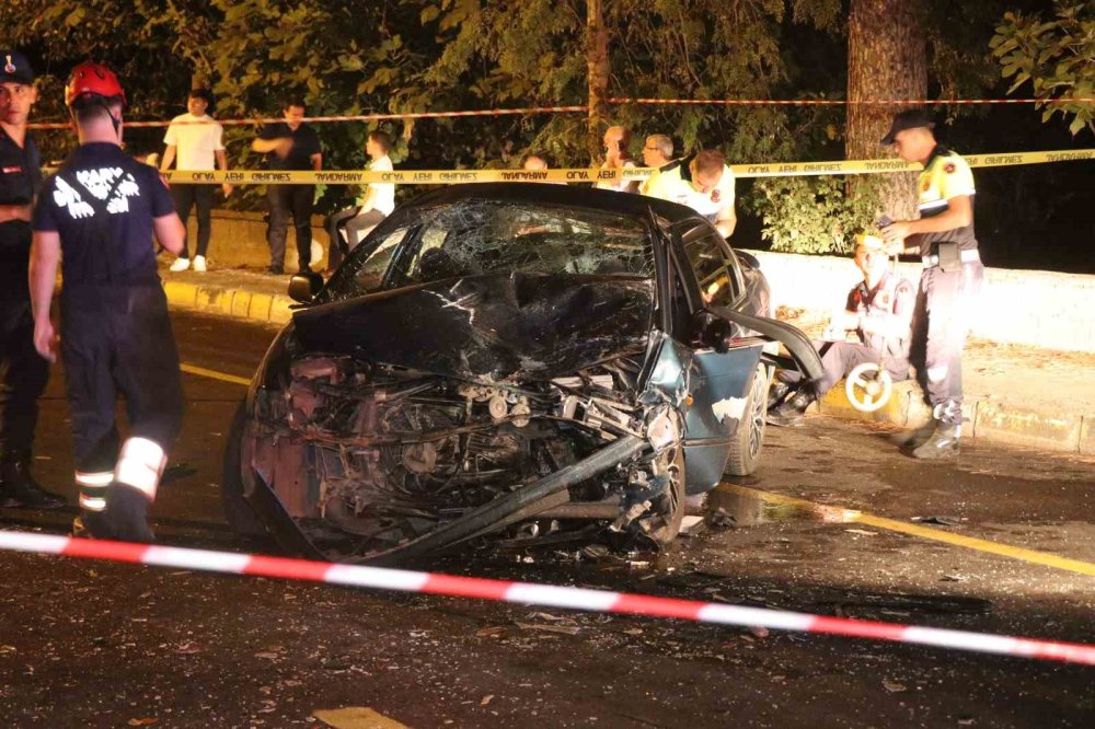 Kafa Kafaya Çarpışan Otomobiller Hurdaya Döndü