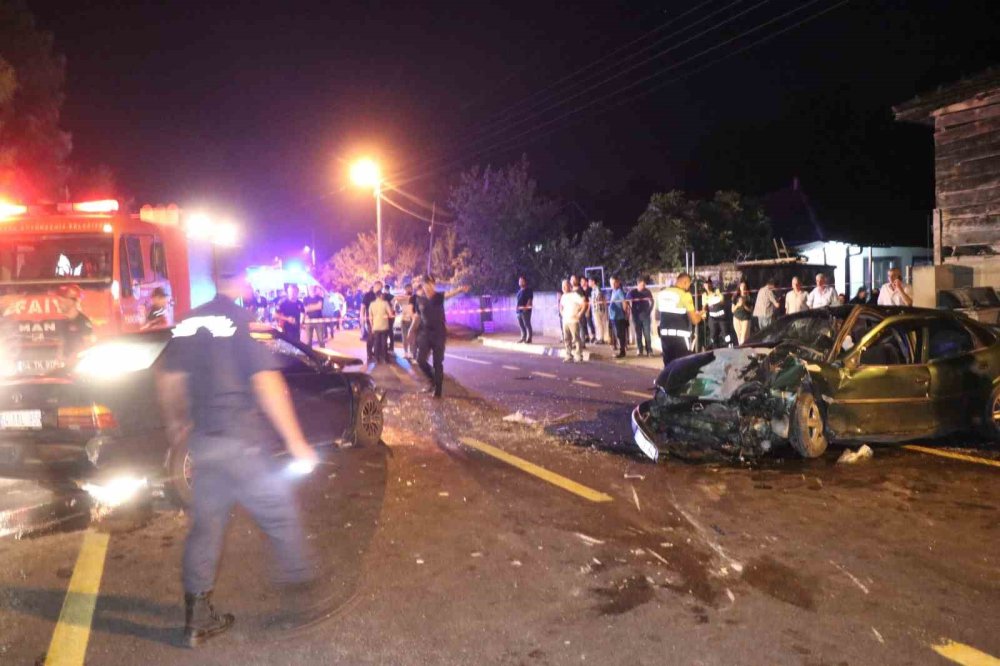 Kafa Kafaya Çarpışan Otomobiller Hurdaya Döndü