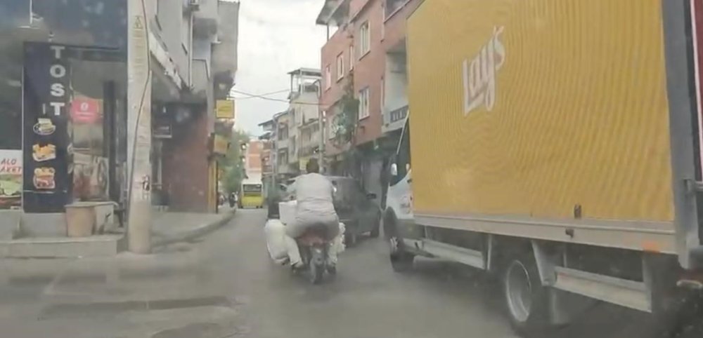 Motosiklete Yüklediği Eşyalarla Görenleri Şaşkına Çevirdi