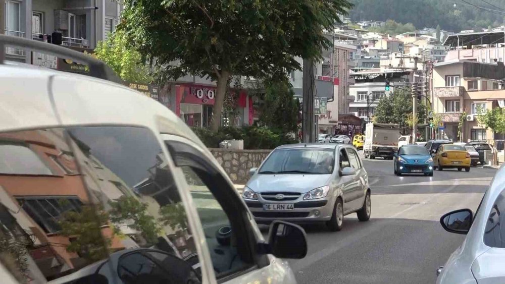 Gece Park Ettiği Otomobilini, Sabah Hasarlı Buldu