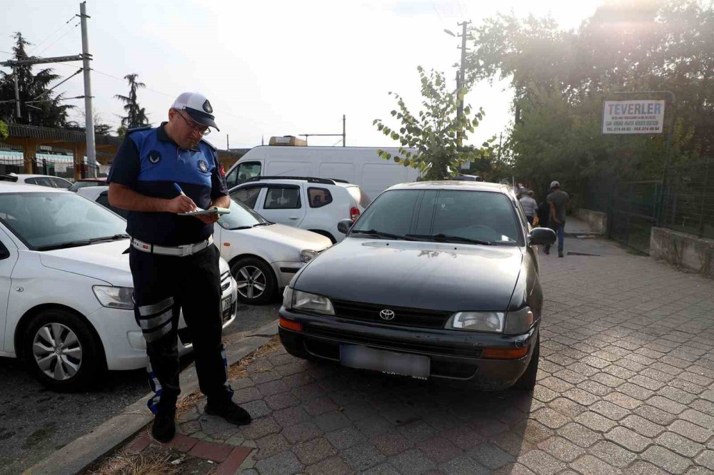 Zabıta Kaldırımlara Park Eden Araçları Affetmedi