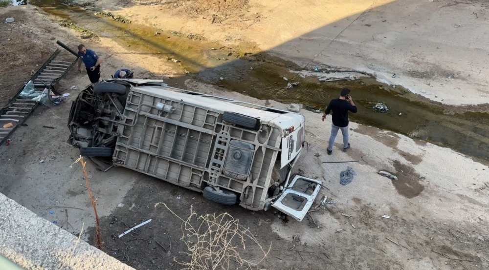 Dereye uçan minibüsün sürücüsü nefes kesen operasyonla kurtarıldı